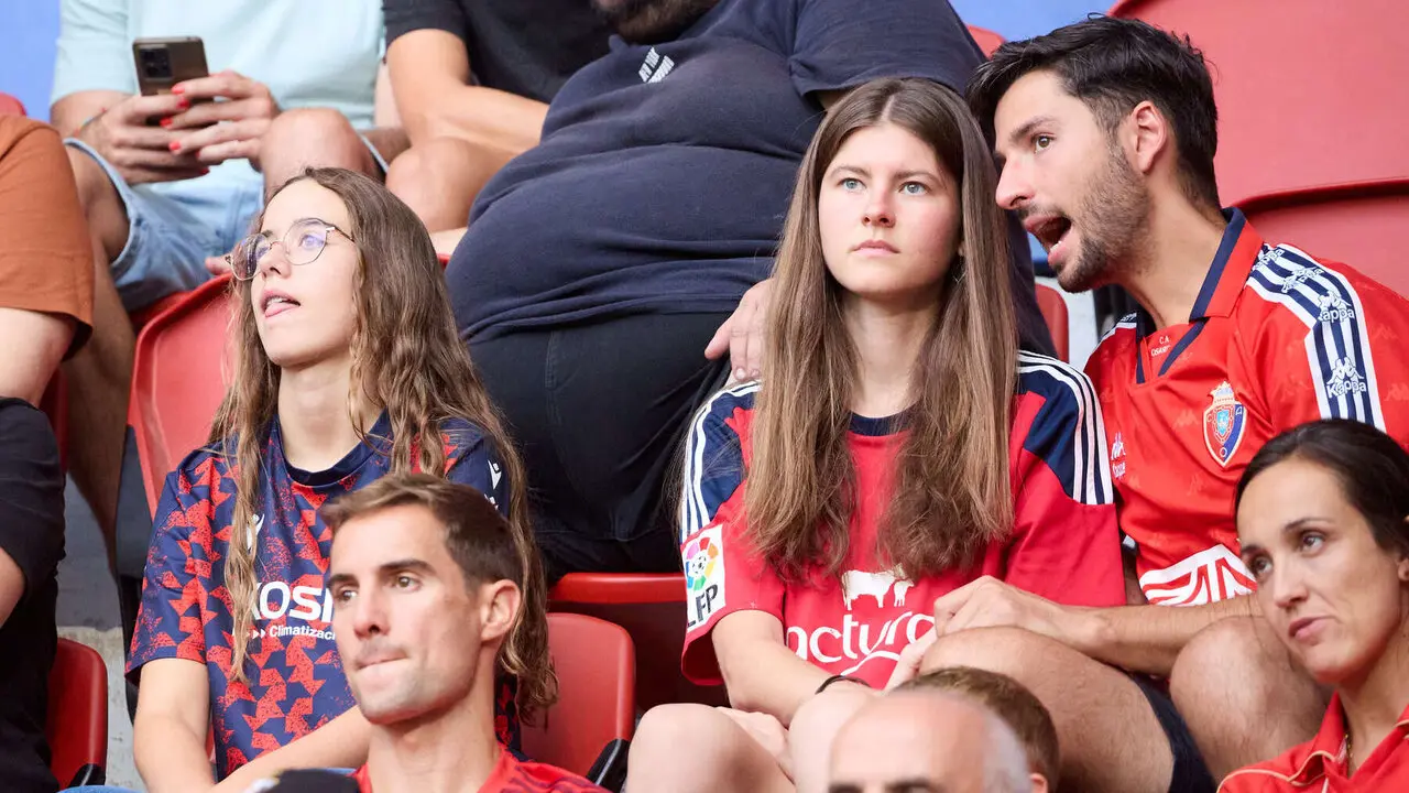 La grada del estadio de El Sadar durante el partido de La Liga EA Sports entre CA Osasuna y Levante UD disputado en Pamplona. I&Ntilde;IGO ALZUGARAY