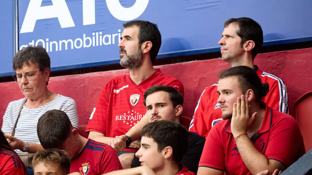 La grada del estadio de El Sadar durante el partido de La Liga EA Sports entre CA Osasuna y Levante UD disputado en Pamplona. I&Ntilde;IGO ALZUGARAY
