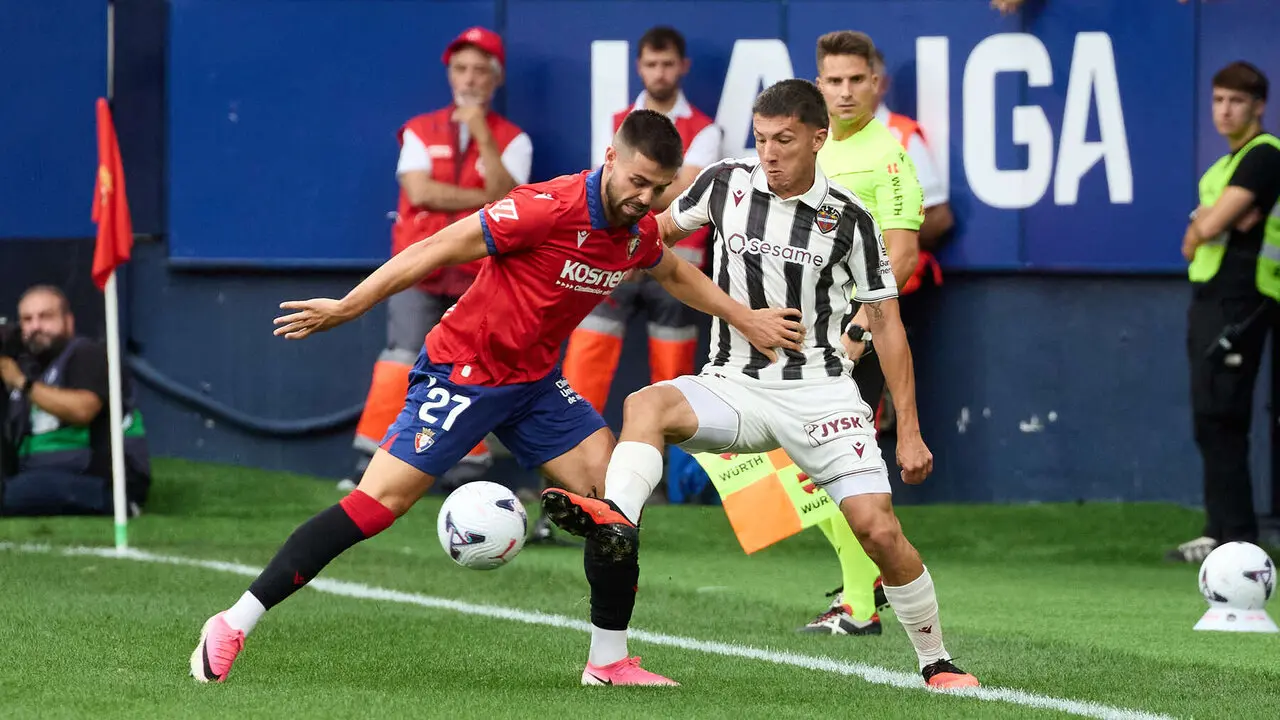 Arguibide (27. CA Osasuna) y Thiago (24. Levante UD) durante el partido de La Liga EA Sports entre CA Osasuna y Levante UD disputado en el estadio de El Sadar en Pamplona. I&Ntilde;IGO ALZUGARAY