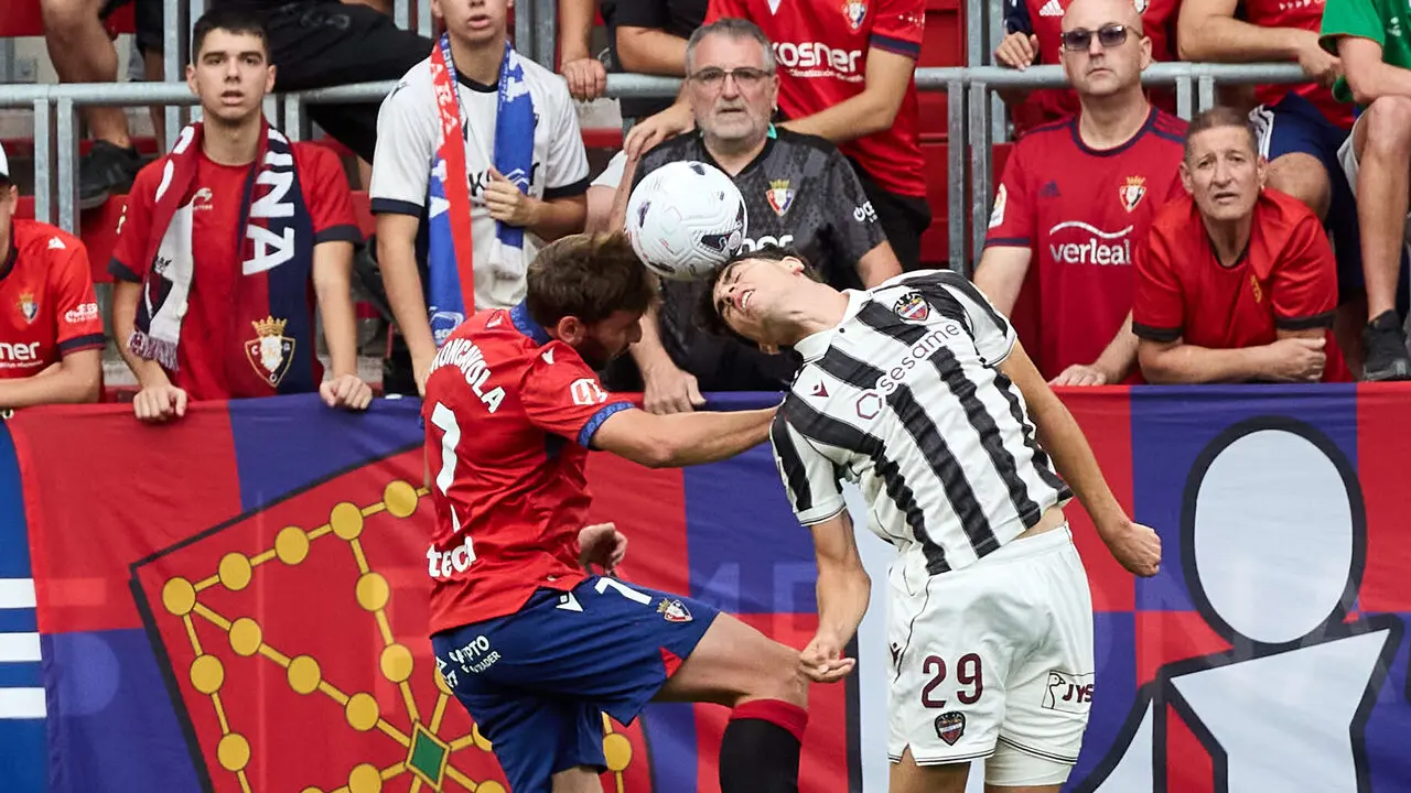 Jon Moncayola (7. CA Osasuna) y Nacho P&eacute;rez (29. Levante UD) durante el partido de La Liga EA Sports entre CA Osasuna y Levante UD disputado en el estadio de El Sadar en Pamplona. I&Ntilde;IGO ALZUGARAY