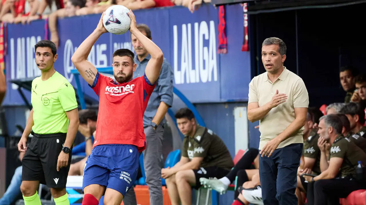Arguibide (27. CA Osasuna) y Carlos Garc&iacute;a (entrenador Levante UD) durante el partido de La Liga EA Sports entre CA Osasuna y Levante UD disputado en el estadio de El Sadar en Pamplona. I&Ntilde;IGO ALZUGARAY