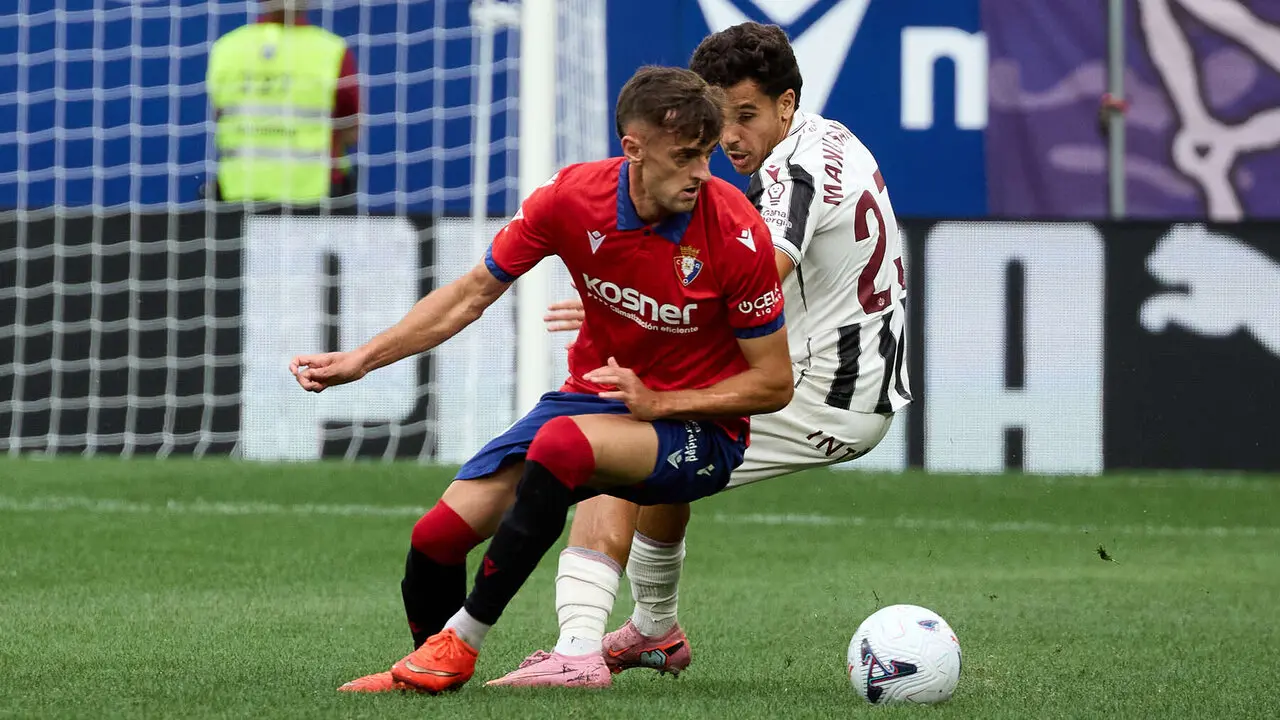 Aimar Oroz (10. CA Osasuna) y Manu S&aacute;nchez (23. Levante UD) durante el partido de La Liga EA Sports entre CA Osasuna y Levante UD disputado en el estadio de El Sadar en Pamplona. I&Ntilde;IGO ALZUGARAY