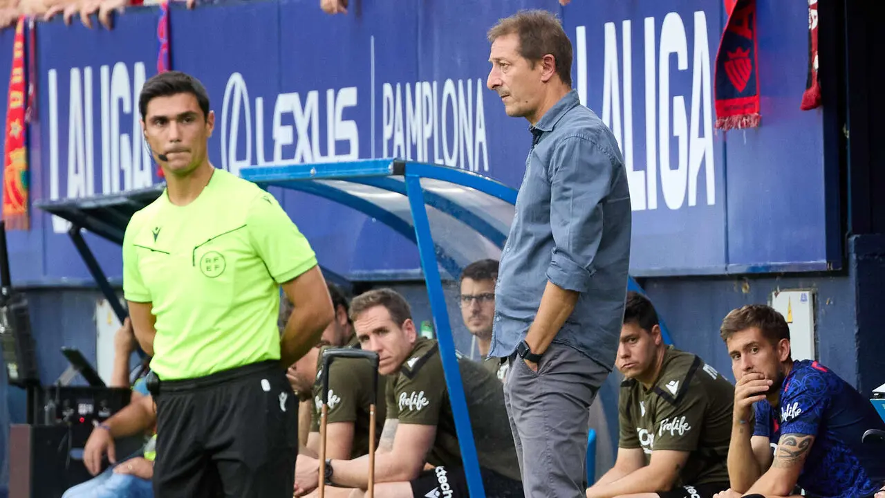 Luis Miguel Ramis (entrenador CA Osasuna) durante el partido de La Liga EA Sports entre CA Osasuna y Levante UD disputado en el estadio de El Sadar en Pamplona. I&Ntilde;IGO ALZUGARAY