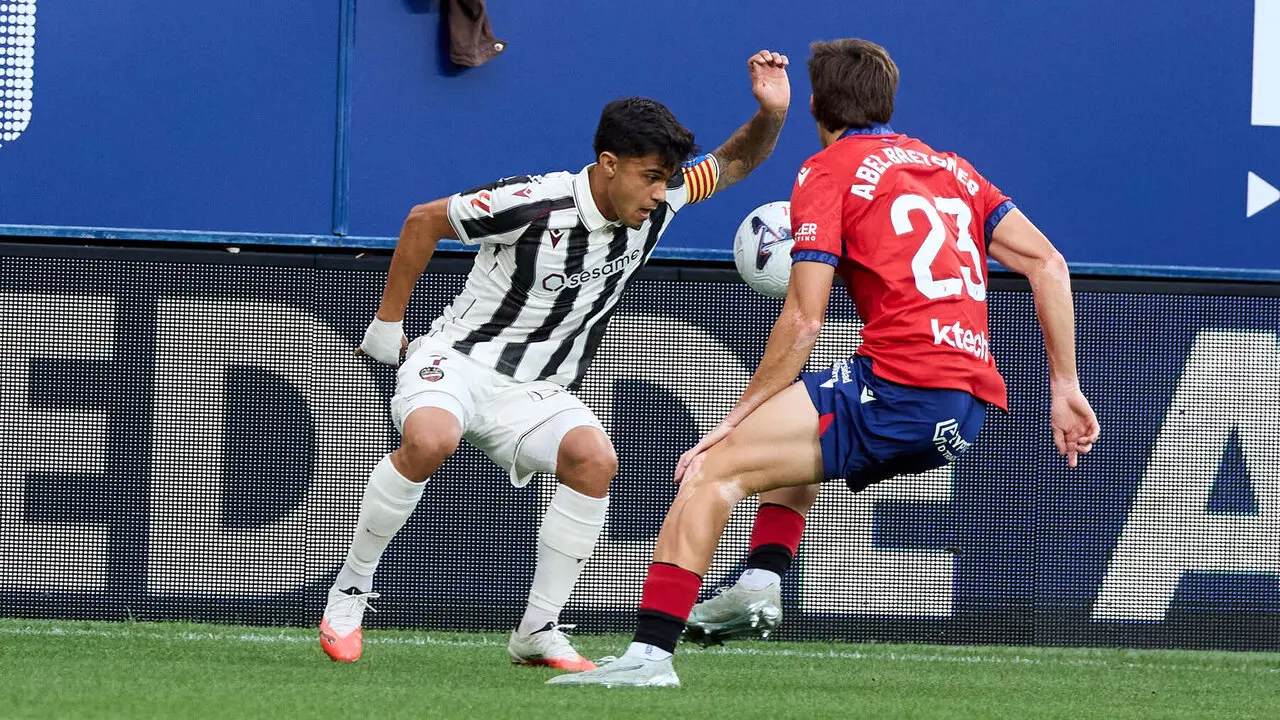 Roger Brugu&eacute; (7. Levante UD) y Abel Bretones (23. CA Osasuna) durante el partido de La Liga EA Sports entre CA Osasuna y Levante UD disputado en el estadio de El Sadar en Pamplona. I&Ntilde;IGO ALZUGARAY