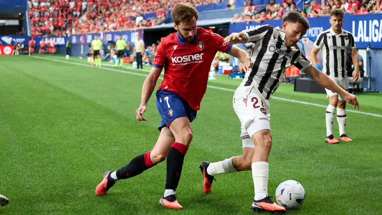 Jon Moncayola (7. CA Osasuna) y Thiago (24. Levante UD) durante el partido de La Liga EA Sports entre CA Osasuna y Levante UD disputado en el estadio de El Sadar en Pamplona. I&Ntilde;IGO ALZUGARAY