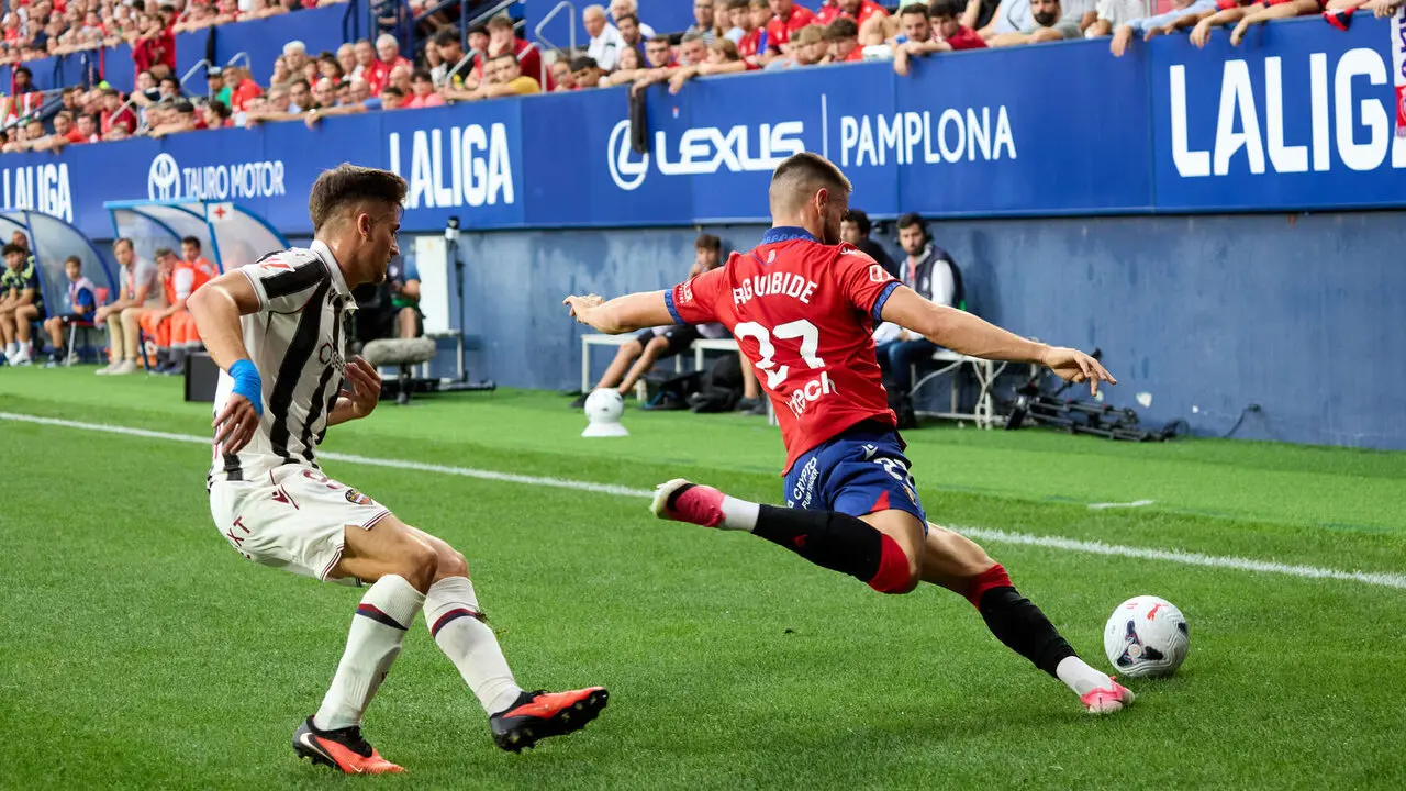 Iv&aacute;n Romero (9. Levante UD) y Arguibide (27. CA Osasuna) durante el partido de La Liga EA Sports entre CA Osasuna y Levante UD disputado en el estadio de El Sadar en Pamplona. I&Ntilde;IGO ALZUGARAY