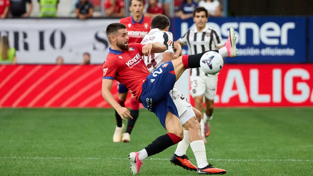 Arguibide (27. CA Osasuna) y Thiago (24. Levante UD) durante el partido de La Liga EA Sports entre CA Osasuna y Levante UD disputado en el estadio de El Sadar en Pamplona. I&Ntilde;IGO ALZUGARAY