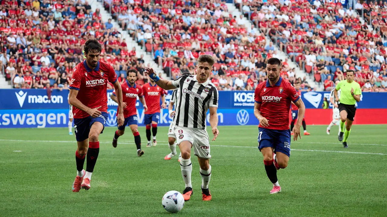 Alejandro Catena (24. CA Osasuna), Iv&aacute;n Romero (9. Levante UD) y Arguibide (27. CA Osasuna) durante el partido de La Liga EA Sports entre CA Osasuna y Levante UD disputado en el estadio de El Sadar en Pamplona. I&Ntilde;IGO ALZUGARAY