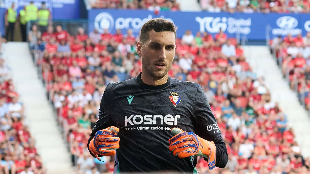 Sergio Herrera (1. CA Osasuna) durante el partido de La Liga EA Sports entre CA Osasuna y Levante UD disputado en el estadio de El Sadar en Pamplona. I&Ntilde;IGO ALZUGARAY