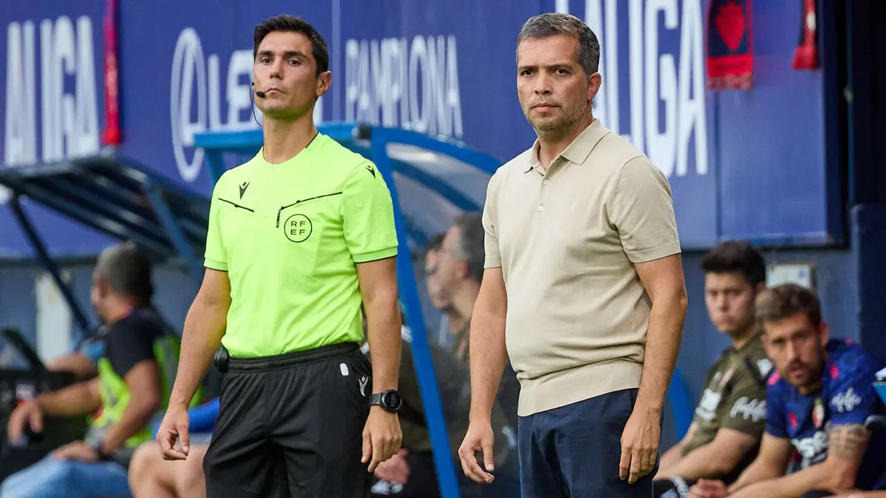 Carlos Garc&iacute;a (entrenador Levante UD) durante el partido de La Liga EA Sports entre CA Osasuna y Levante UD disputado en el estadio de El Sadar en Pamplona. I&Ntilde;IGO ALZUGARAY