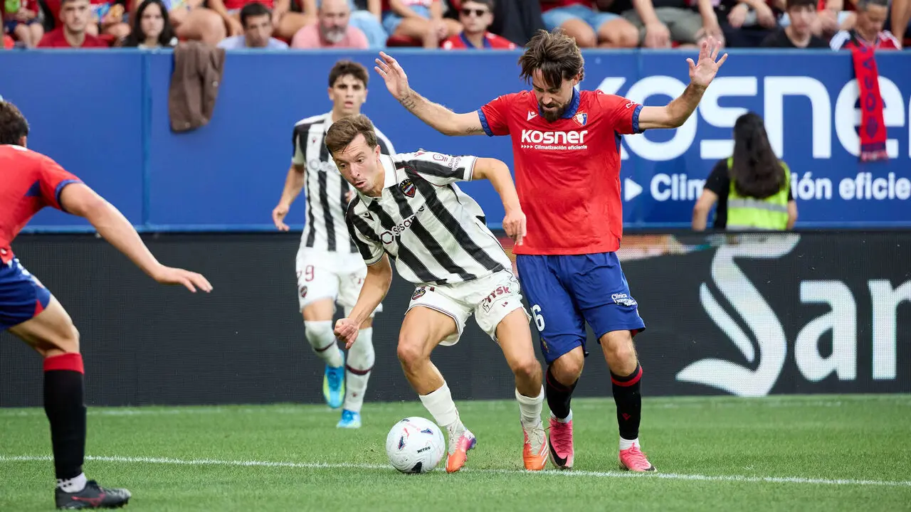durante el partido de La Liga EA Sports entre CA Osasuna y Levante UD disputado en el estadio de El Sadar en Pamplona. I&Ntilde;IGO ALZUGARAY