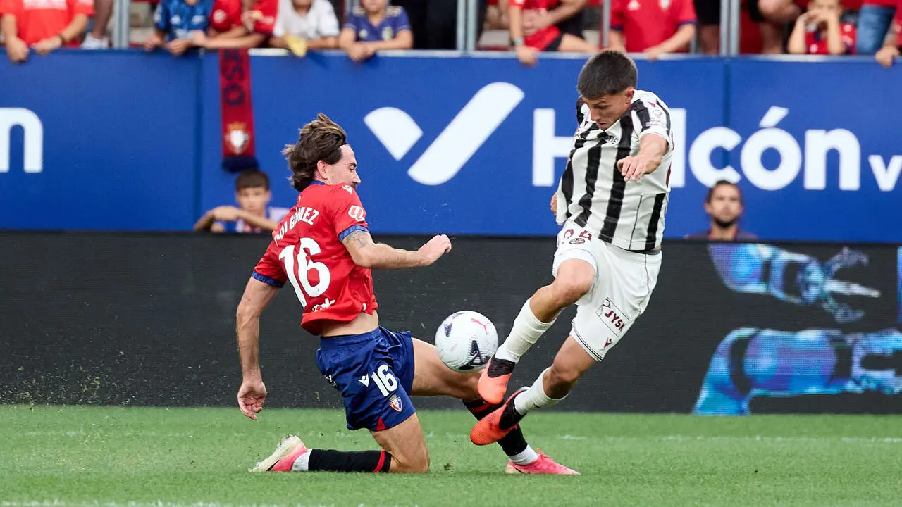 Moi G&oacute;mez (16. CA Osasuna) y Thiago (24. Levante UD) durante el partido de La Liga EA Sports entre CA Osasuna y Levante UD disputado en el estadio de El Sadar en Pamplona. I&Ntilde;IGO ALZUGARAY