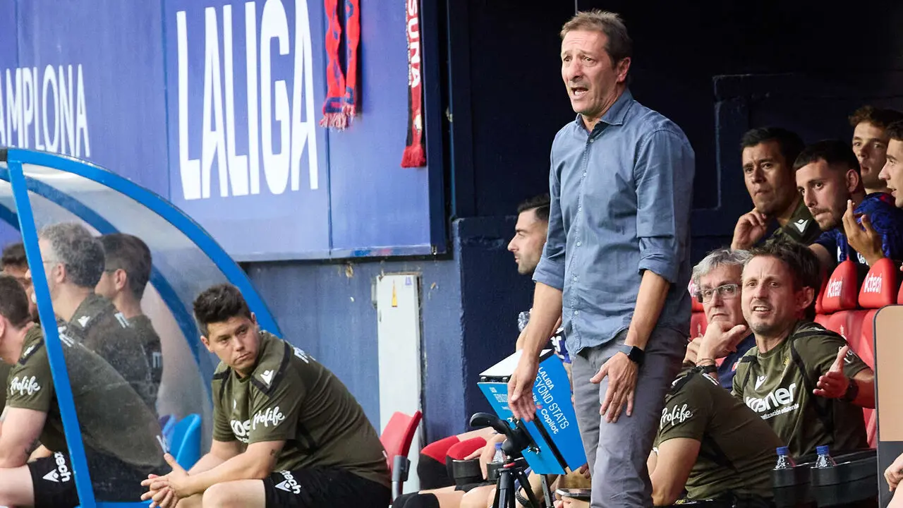 Luis Miguel Ramis (entrenador CA Osasuna) durante el partido de La Liga EA Sports entre CA Osasuna y Levante UD disputado en el estadio de El Sadar en Pamplona. I&Ntilde;IGO ALZUGARAY