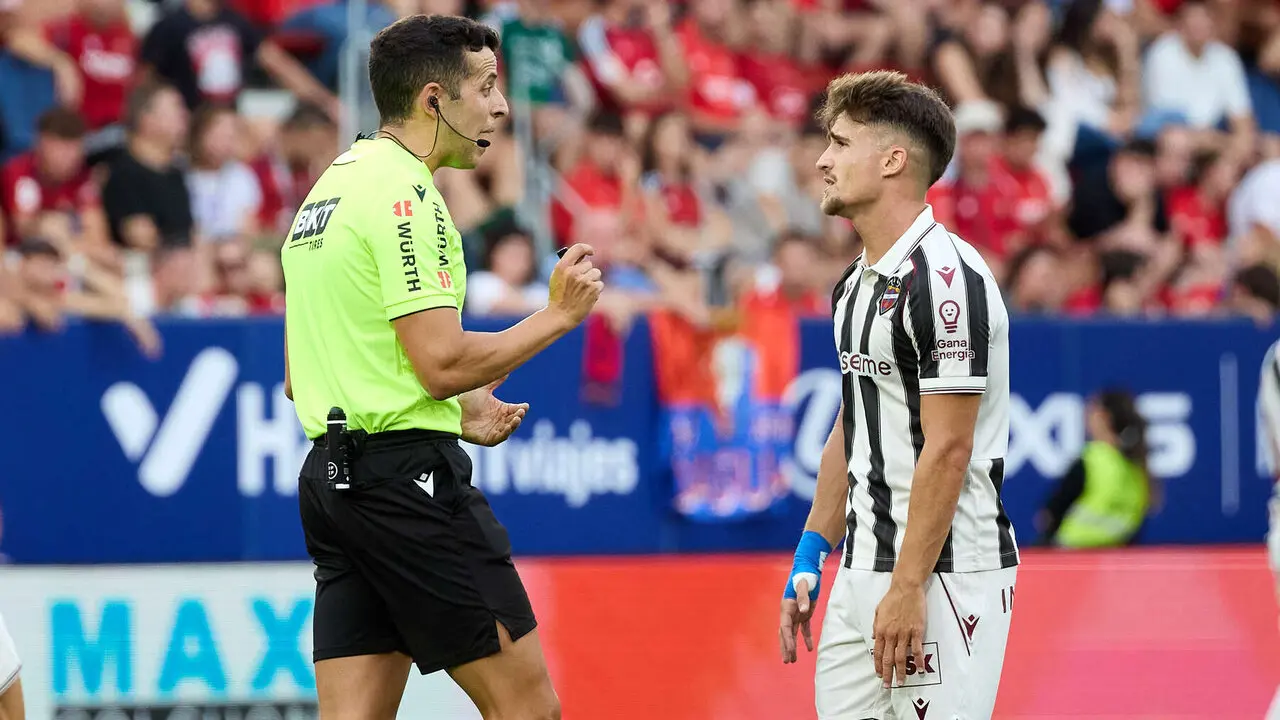 V&iacute;ctor Garc&iacute;a Verdura (&aacute;rbitro del partido) y Iv&aacute;n Romero (9. Levante UD) durante el partido de La Liga EA Sports entre CA Osasuna y Levante UD disputado en el estadio de El Sadar en Pamplona. I&Ntilde;IGO ALZUGARAY