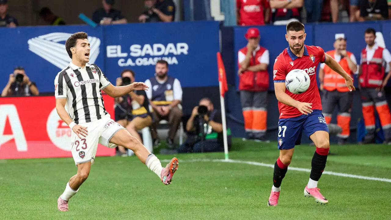 Manu S&aacute;nchez (23. Levante UD) y Arguibide (27. CA Osasuna) durante el partido de La Liga EA Sports entre CA Osasuna y Levante UD disputado en el estadio de El Sadar en Pamplona. I&Ntilde;IGO ALZUGARAY