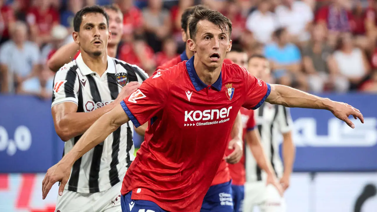Ante Budimir (17. CA Osasuna) durante el partido de La Liga EA Sports entre CA Osasuna y Levante UD disputado en el estadio de El Sadar en Pamplona. I&Ntilde;IGO ALZUGARAY