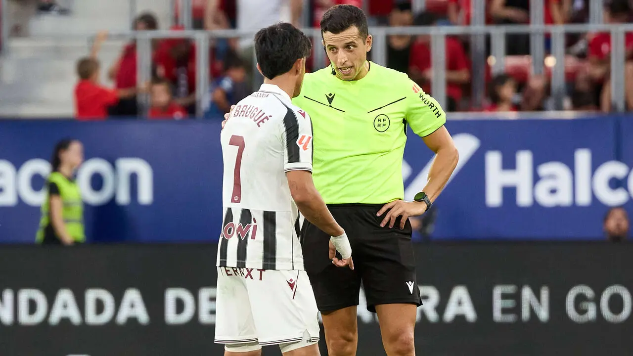 Roger Brugu&eacute; (7. Levante UD) y V&iacute;ctor Garc&iacute;a Verdura (&aacute;rbitro del partido) durante el partido de La Liga EA Sports entre CA Osasuna y Levante UD disputado en el estadio de El Sadar en Pamplona. I&Ntilde;IGO ALZUGARAY