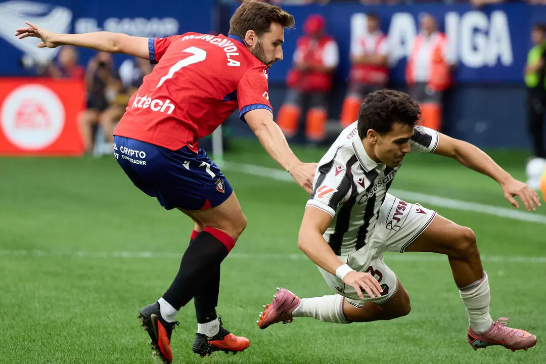 Jon Moncayola (7. CA Osasuna) y Manu S&aacute;nchez (23. Levante UD) durante el partido de La Liga EA Sports entre CA Osasuna y Levante UD disputado en el estadio de El Sadar en Pamplona. I&Ntilde;IGO ALZUGARAY