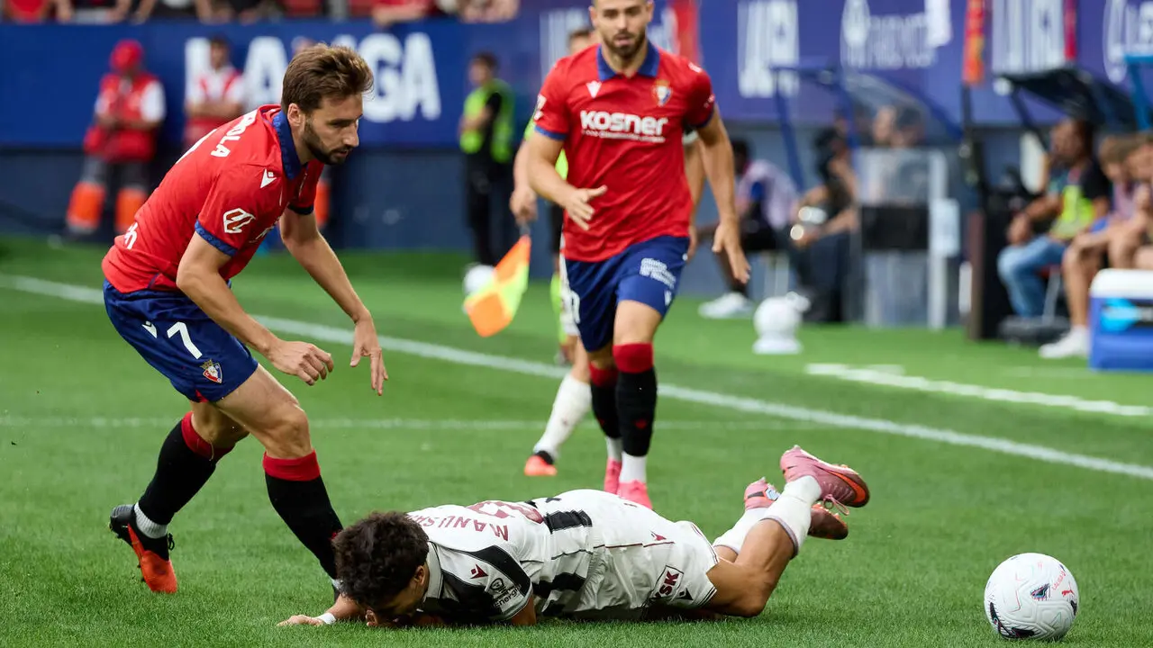 Jon Moncayola (7. CA Osasuna) y Manu S&aacute;nchez (23. Levante UD) durante el partido de La Liga EA Sports entre CA Osasuna y Levante UD disputado en el estadio de El Sadar en Pamplona. I&Ntilde;IGO ALZUGARAY