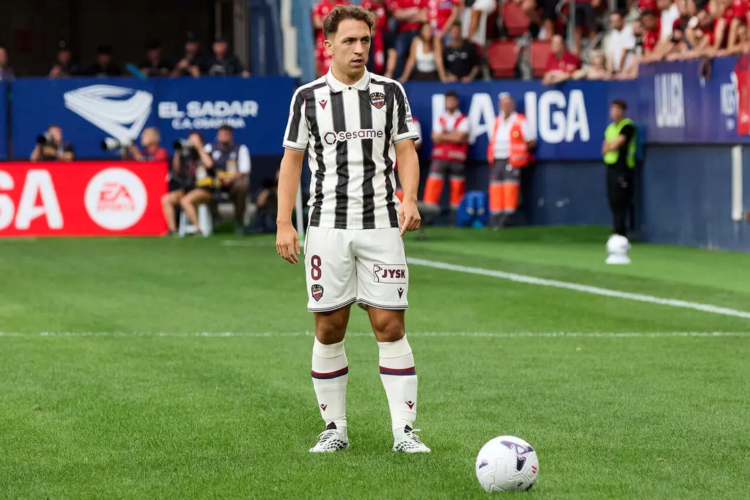 Jon Ander Olasagasti (8. Levante UD) durante el partido de La Liga EA Sports entre CA Osasuna y Levante UD disputado en el estadio de El Sadar en Pamplona. I&Ntilde;IGO ALZUGARAY
