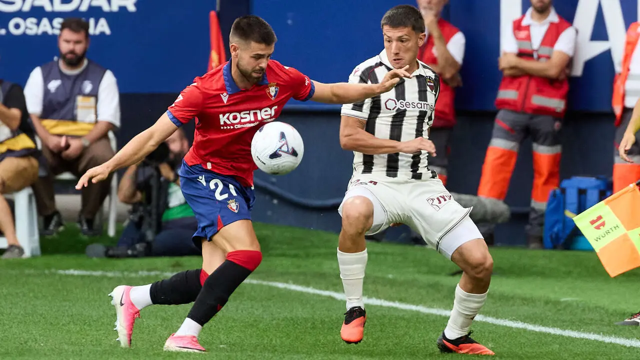 Arguibide (27. CA Osasuna) y Thiago (24. Levante UD) durante el partido de La Liga EA Sports entre CA Osasuna y Levante UD disputado en el estadio de El Sadar en Pamplona. I&Ntilde;IGO ALZUGARAY