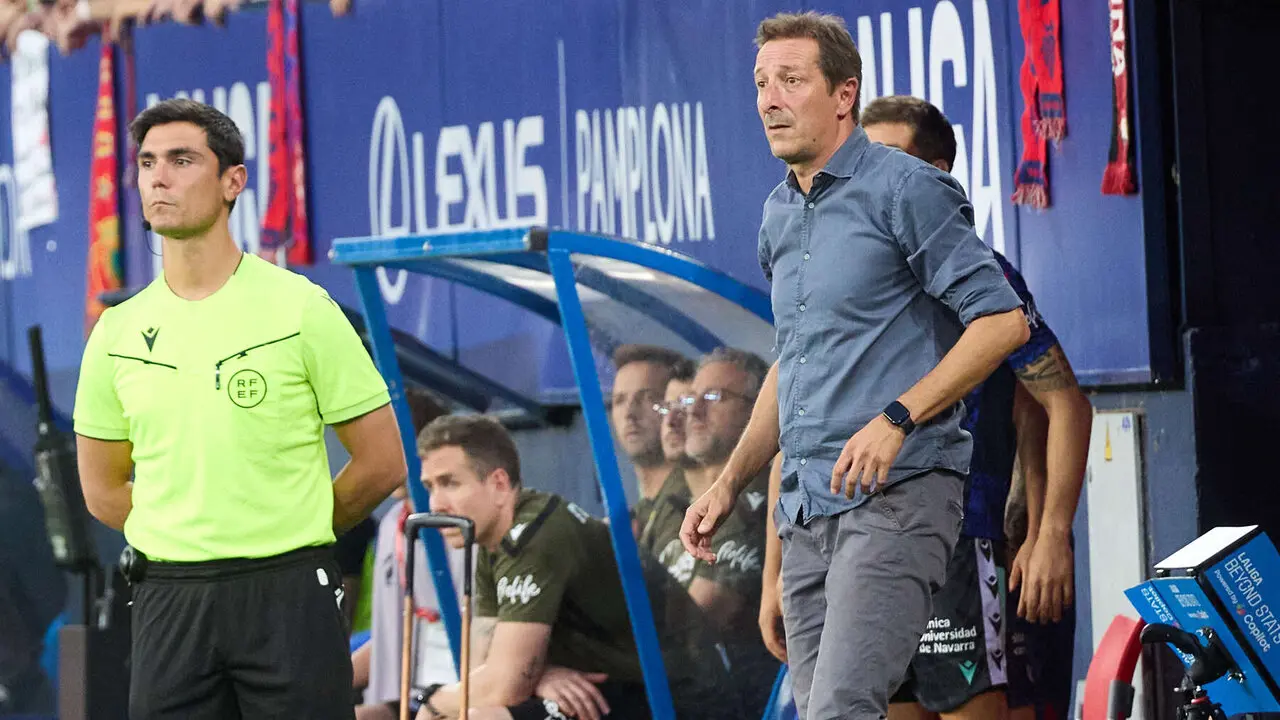 Luis Miguel Ramis (entrenador CA Osasuna) durante el partido de La Liga EA Sports entre CA Osasuna y Levante UD disputado en el estadio de El Sadar en Pamplona. I&Ntilde;IGO ALZUGARAY