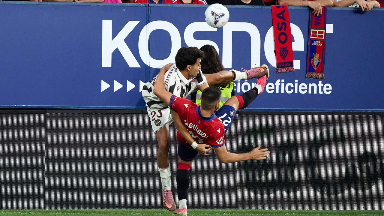 Manu S&aacute;nchez (23. Levante UD) y Arguibide (27. CA Osasuna) durante el partido de La Liga EA Sports entre CA Osasuna y Levante UD disputado en el estadio de El Sadar en Pamplona. I&Ntilde;IGO ALZUGARAY
