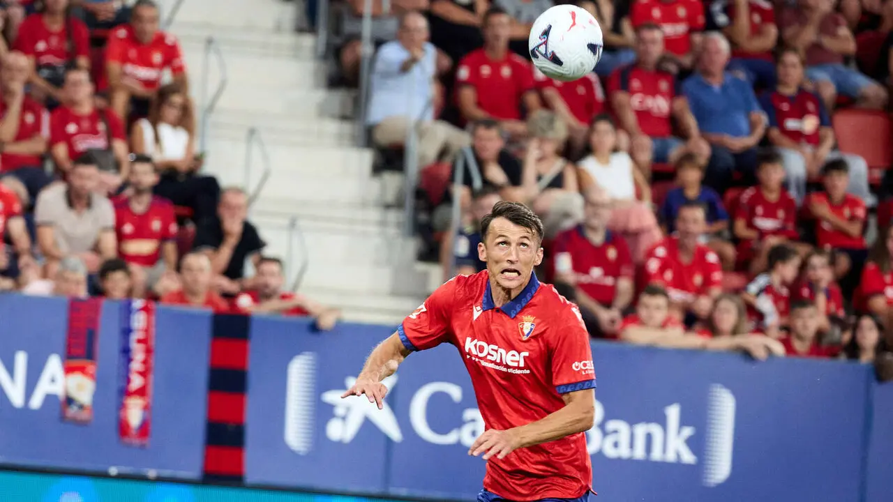 Ante Budimir (17. CA Osasuna) durante el partido de La Liga EA Sports entre CA Osasuna y Levante UD disputado en el estadio de El Sadar en Pamplona. I&Ntilde;IGO ALZUGARAY