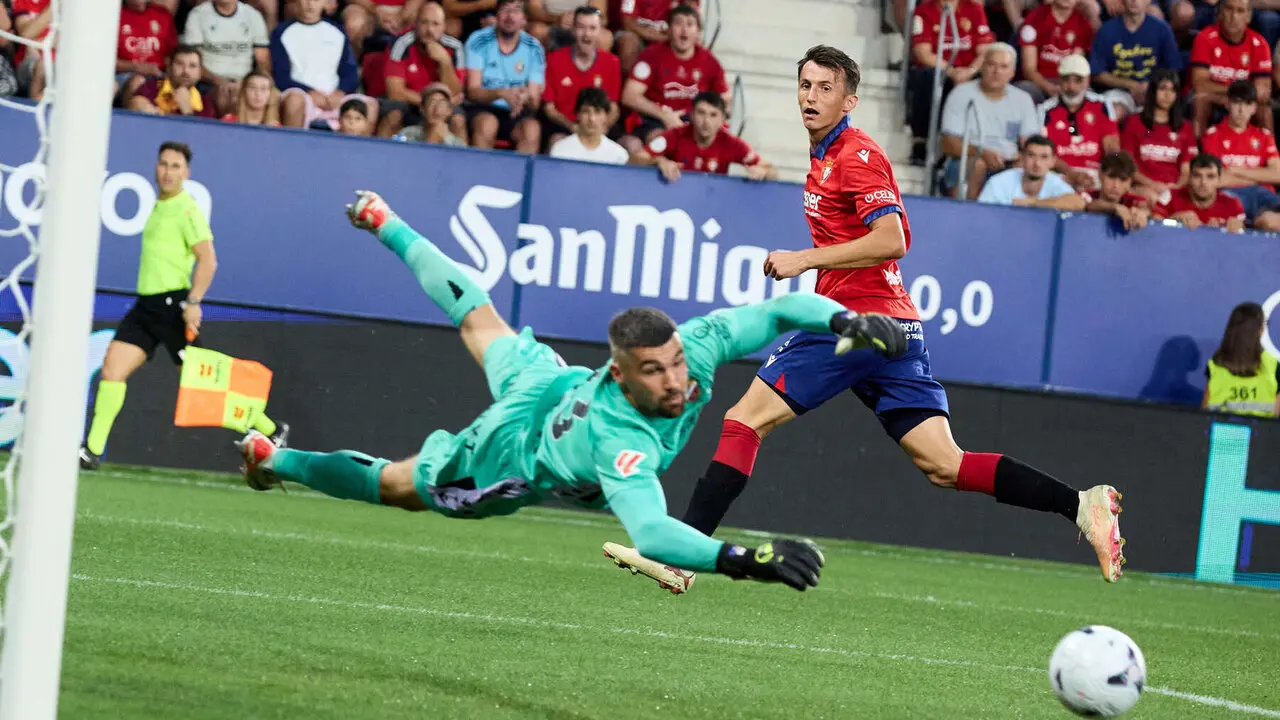 Ante Budimir (17. CA Osasuna) y Mathew Ryan (13. Levante UD) durante el partido de La Liga EA Sports entre CA Osasuna y Levante UD disputado en el estadio de El Sadar en Pamplona. I&Ntilde;IGO ALZUGARAY