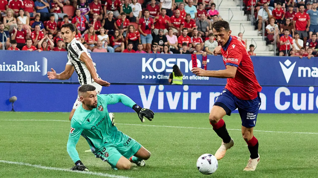 A&iuml;ssa Mandi (2. Levante UD), Mathew Ryan (13. Levante UD) y Ante Budimir (17. CA Osasuna) durante el partido de La Liga EA Sports entre CA Osasuna y Levante UD disputado en el estadio de El Sadar en Pamplona. I&Ntilde;IGO ALZUGARAY