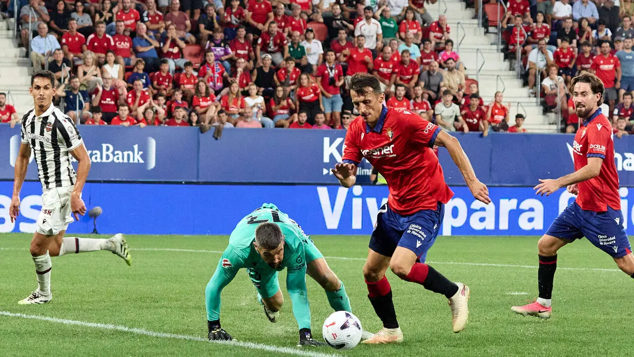A&iuml;ssa Mandi (2. Levante UD), Mathew Ryan (13. Levante UD), Ante Budimir (17. CA Osasuna) y Moi G&oacute;mez (16. CA Osasuna) durante el partido de La Liga EA Sports entre CA Osasuna y Levante UD disputado en el estadio de El Sadar en Pamplona. I&Ntilde;IGO ALZUGARAY