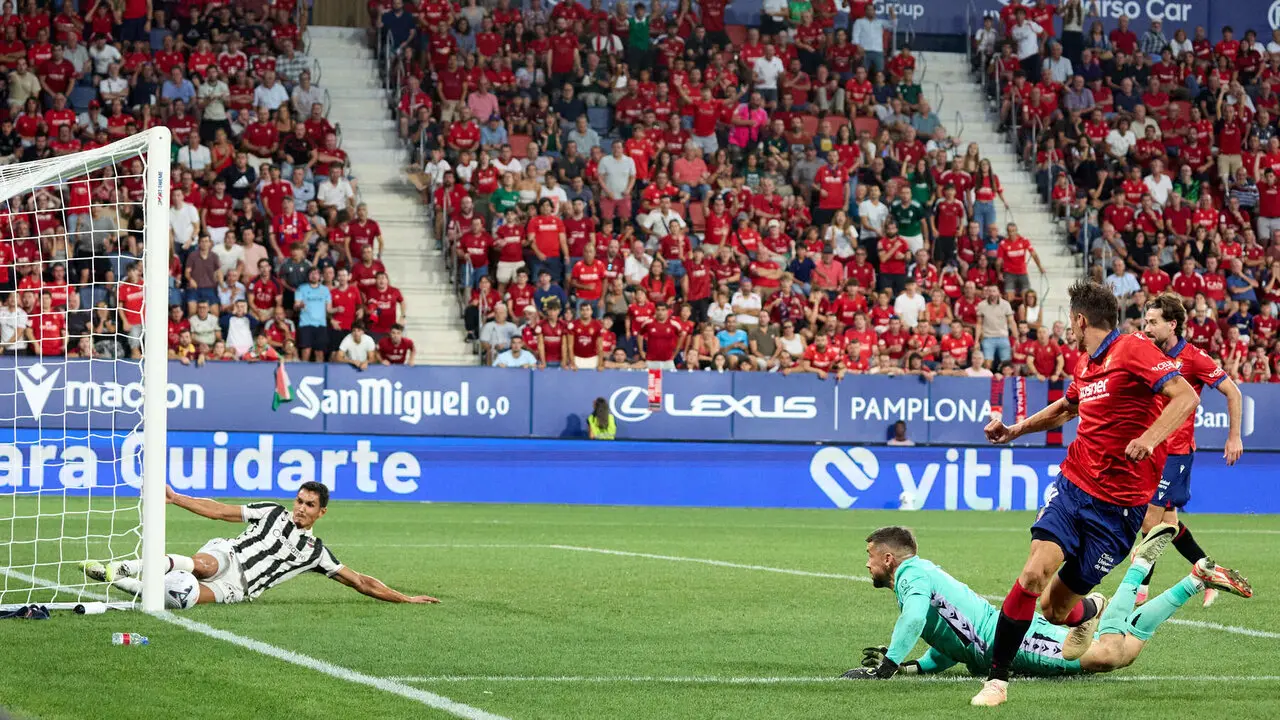A&iuml;ssa Mandi (2. Levante UD), Mathew Ryan (13. Levante UD) y Ante Budimir (17. CA Osasuna) durante el partido de La Liga EA Sports entre CA Osasuna y Levante UD disputado en el estadio de El Sadar en Pamplona. I&Ntilde;IGO ALZUGARAY