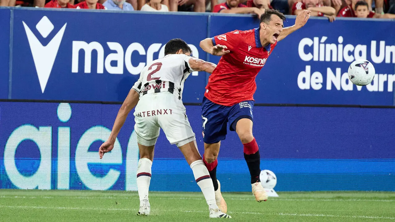 A&iuml;ssa Mandi (2. Levante UD) y Ante Budimir (17. CA Osasuna) durante el partido de La Liga EA Sports entre CA Osasuna y Levante UD disputado en el estadio de El Sadar en Pamplona. I&Ntilde;IGO ALZUGARAY