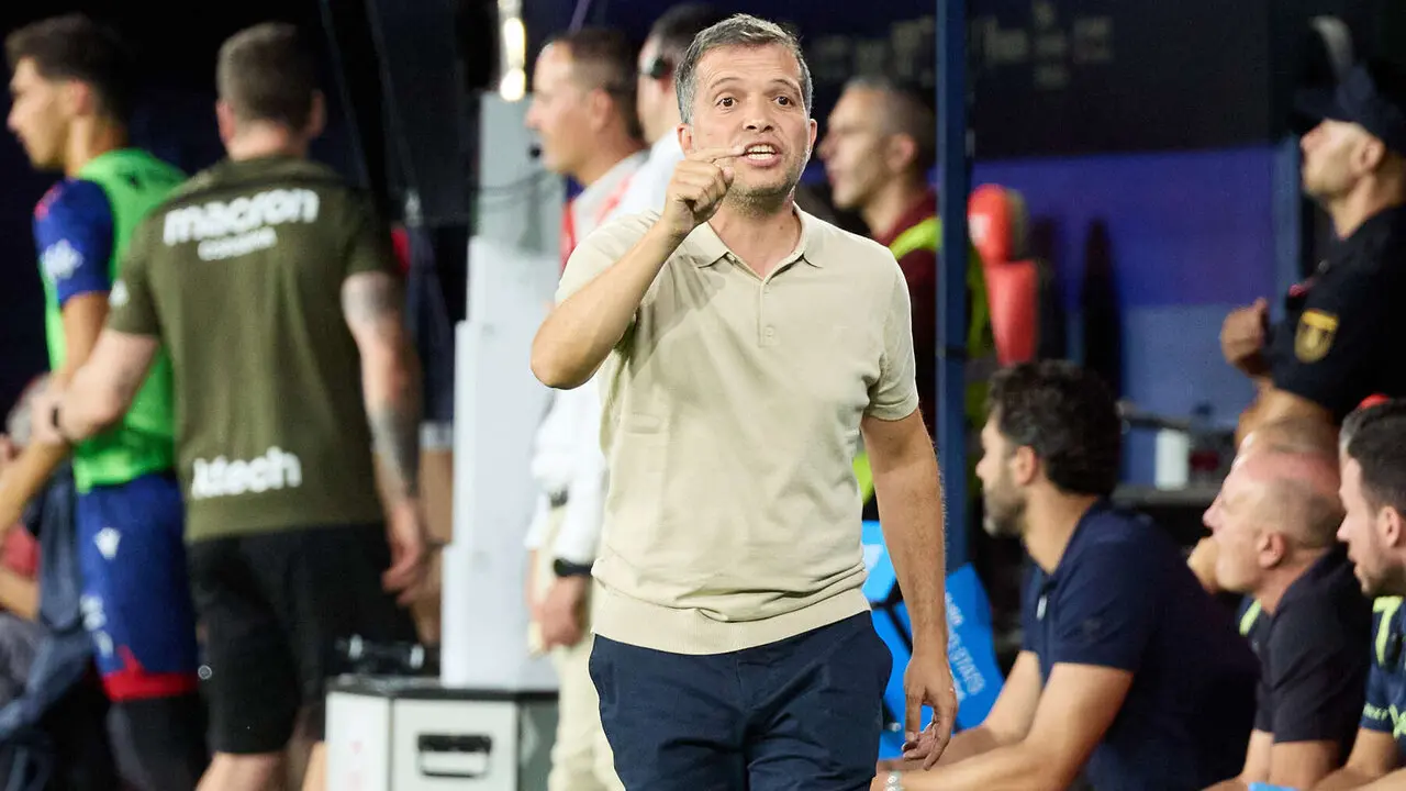 Luis Castro (entrenador Levante UD) durante el partido de La Liga EA Sports entre CA Osasuna y Levante UD disputado en el estadio de El Sadar en Pamplona. I&Ntilde;IGO ALZUGARAY