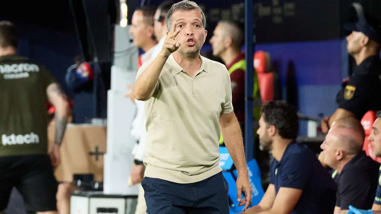 Luis Castro (entrenador Levante UD) durante el partido de La Liga EA Sports entre CA Osasuna y Levante UD disputado en el estadio de El Sadar en Pamplona. I&Ntilde;IGO ALZUGARAY