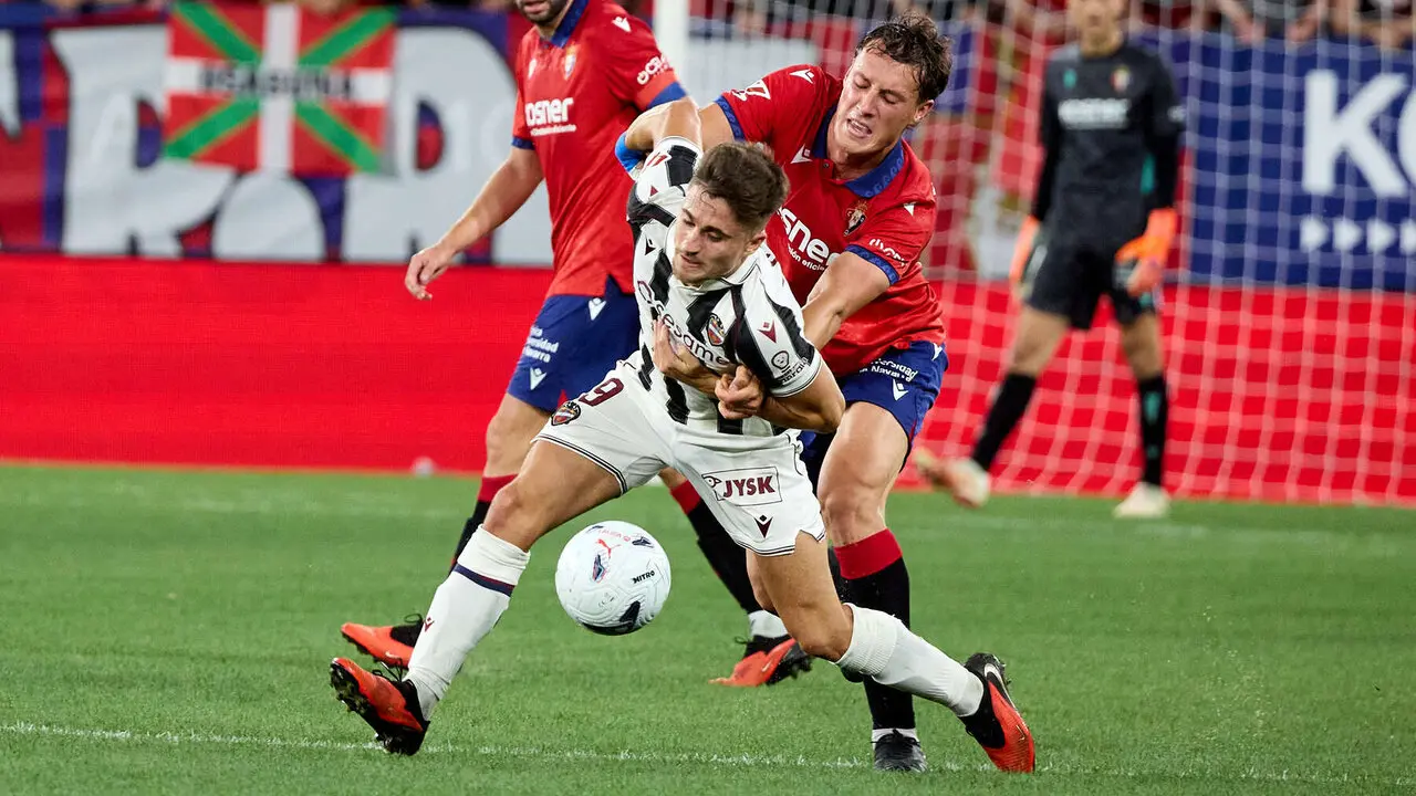 Iv&aacute;n Romero (9. Levante UD) y Jorge Herrando (5. CA Osasuna) durante el partido de La Liga EA Sports entre CA Osasuna y Levante UD disputado en el estadio de El Sadar en Pamplona. I&Ntilde;IGO ALZUGARAY