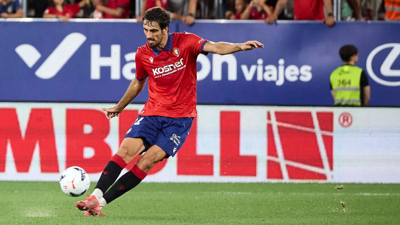Alejandro Catena (24. CA Osasuna) durante el partido de La Liga EA Sports entre CA Osasuna y Levante UD disputado en el estadio de El Sadar en Pamplona. I&Ntilde;IGO ALZUGARAY