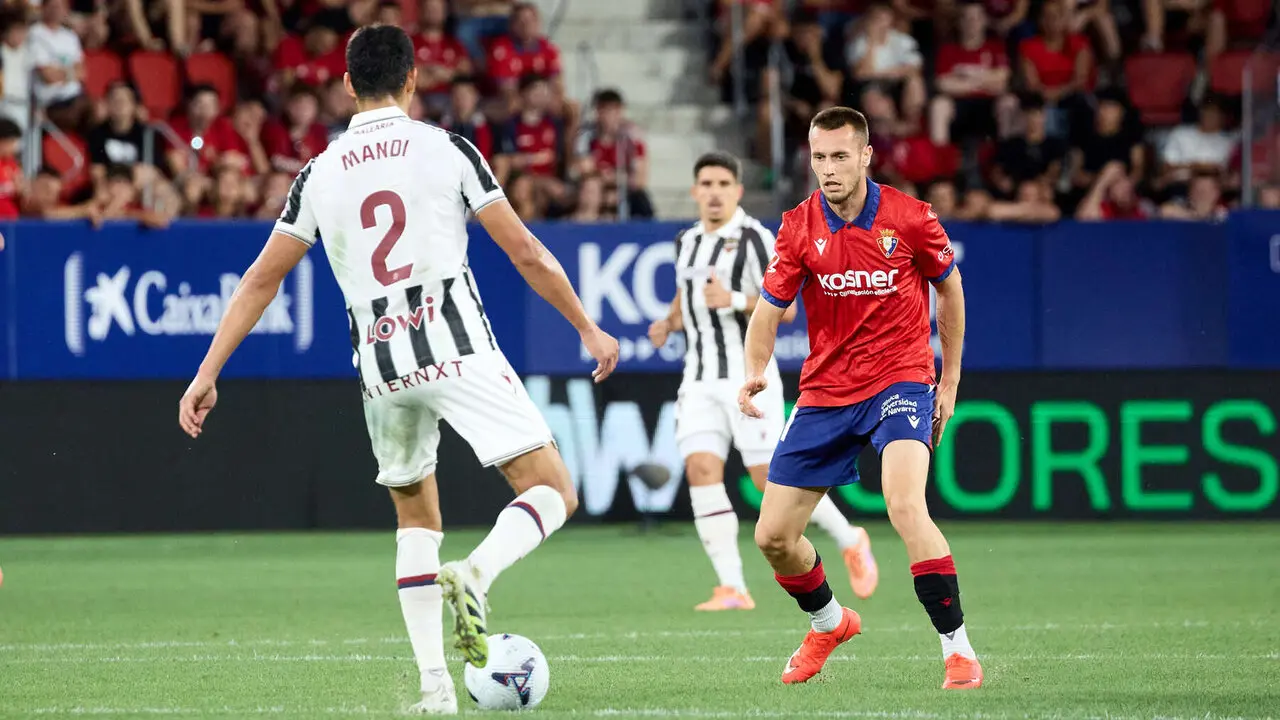 A&iuml;ssa Mandi (2. Levante UD) y Jonathan Dubasin (21. CA Osasuna) durante el partido de La Liga EA Sports entre CA Osasuna y Levante UD disputado en el estadio de El Sadar en Pamplona. I&Ntilde;IGO ALZUGARAY