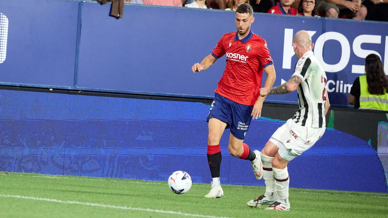 Ra&uacute;l Garc&iacute;a (9. CA Osasuna) y Oriol Rey (20. Levante UD) durante el partido de La Liga EA Sports entre CA Osasuna y Levante UD disputado en el estadio de El Sadar en Pamplona. I&Ntilde;IGO ALZUGARAY