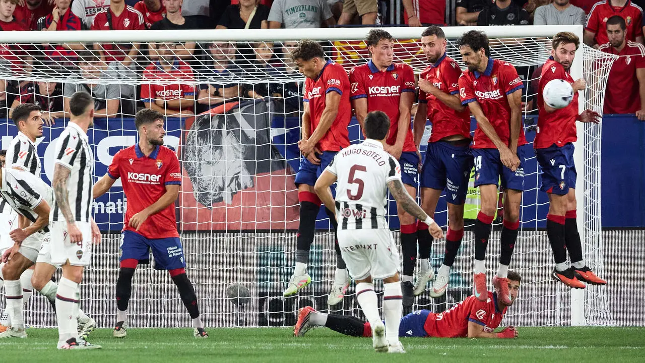 Partido de La Liga EA Sports entre CA Osasuna y Levante UD disputado en el estadio de El Sadar en Pamplona. I&Ntilde;IGO ALZUGARAY