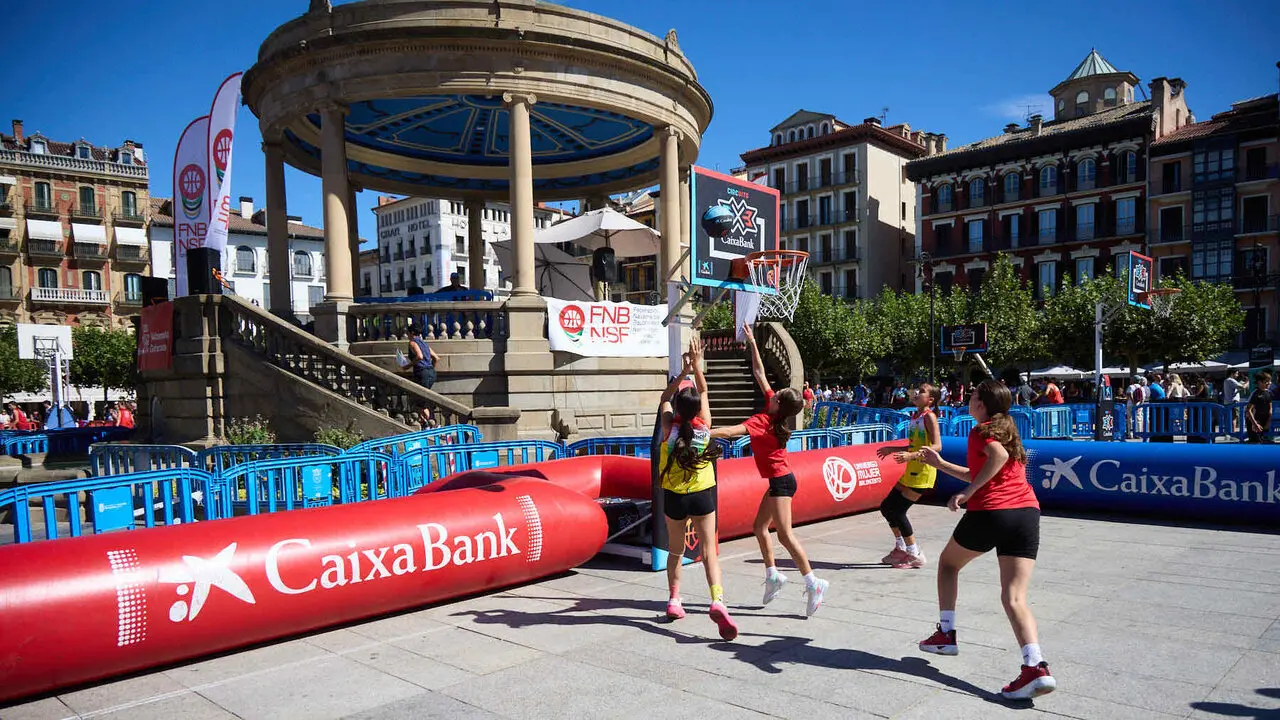 Circuito 3x3 CaixaBank de baloncesto en la Plaza del Castillo de Pamplona. I&Ntilde;IGO ALZUGARAY