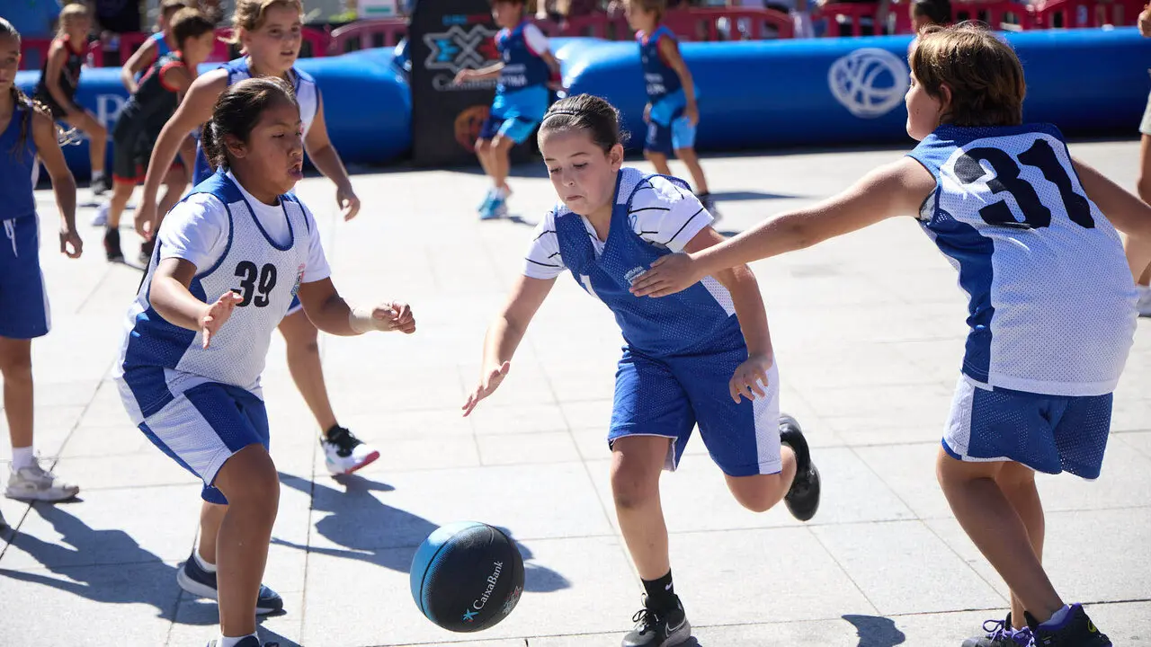 Circuito 3x3 CaixaBank de baloncesto en la Plaza del Castillo de Pamplona. I&Ntilde;IGO ALZUGARAY