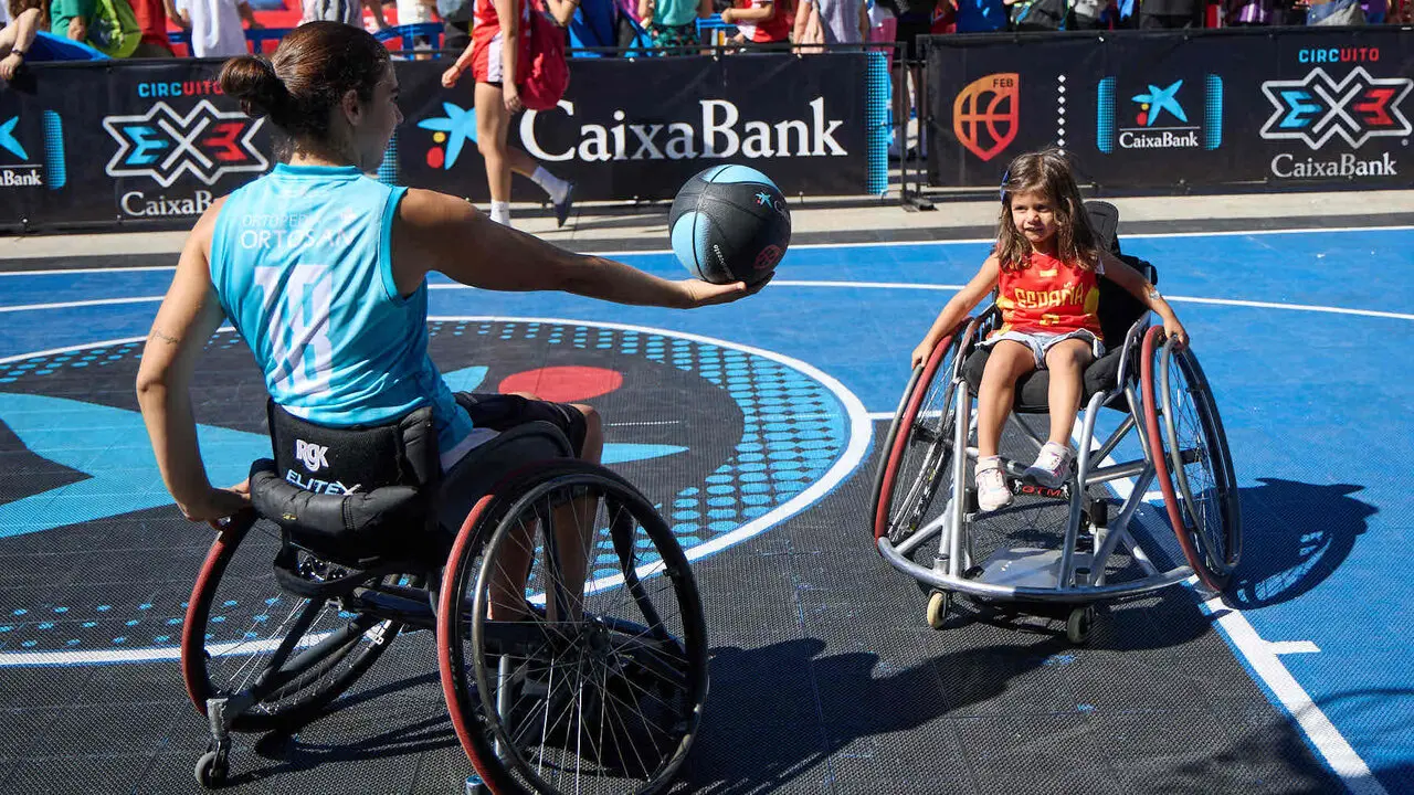 Circuito 3x3 CaixaBank de baloncesto en la Plaza del Castillo de Pamplona. I&Ntilde;IGO ALZUGARAY