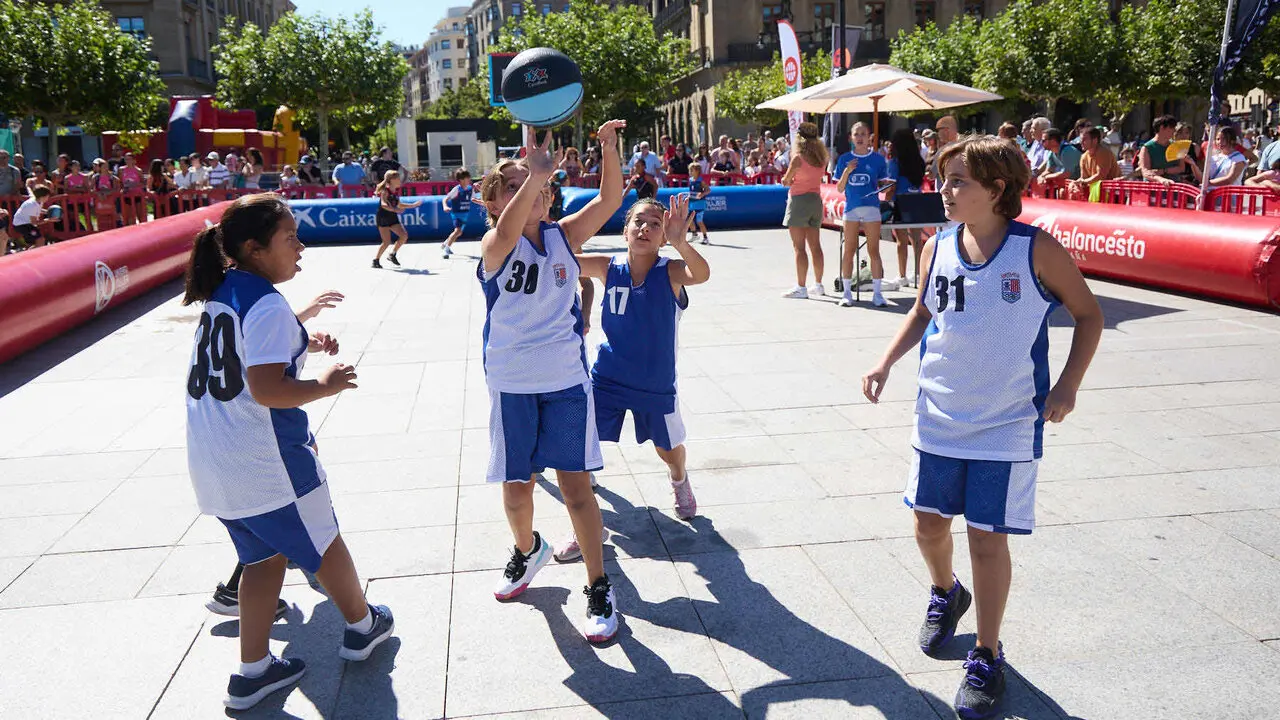 Circuito 3x3 CaixaBank de baloncesto en la Plaza del Castillo de Pamplona. I&Ntilde;IGO ALZUGARAY