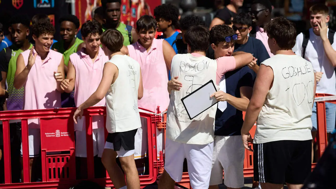 Circuito 3x3 CaixaBank de baloncesto en la Plaza del Castillo de Pamplona. I&Ntilde;IGO ALZUGARAY