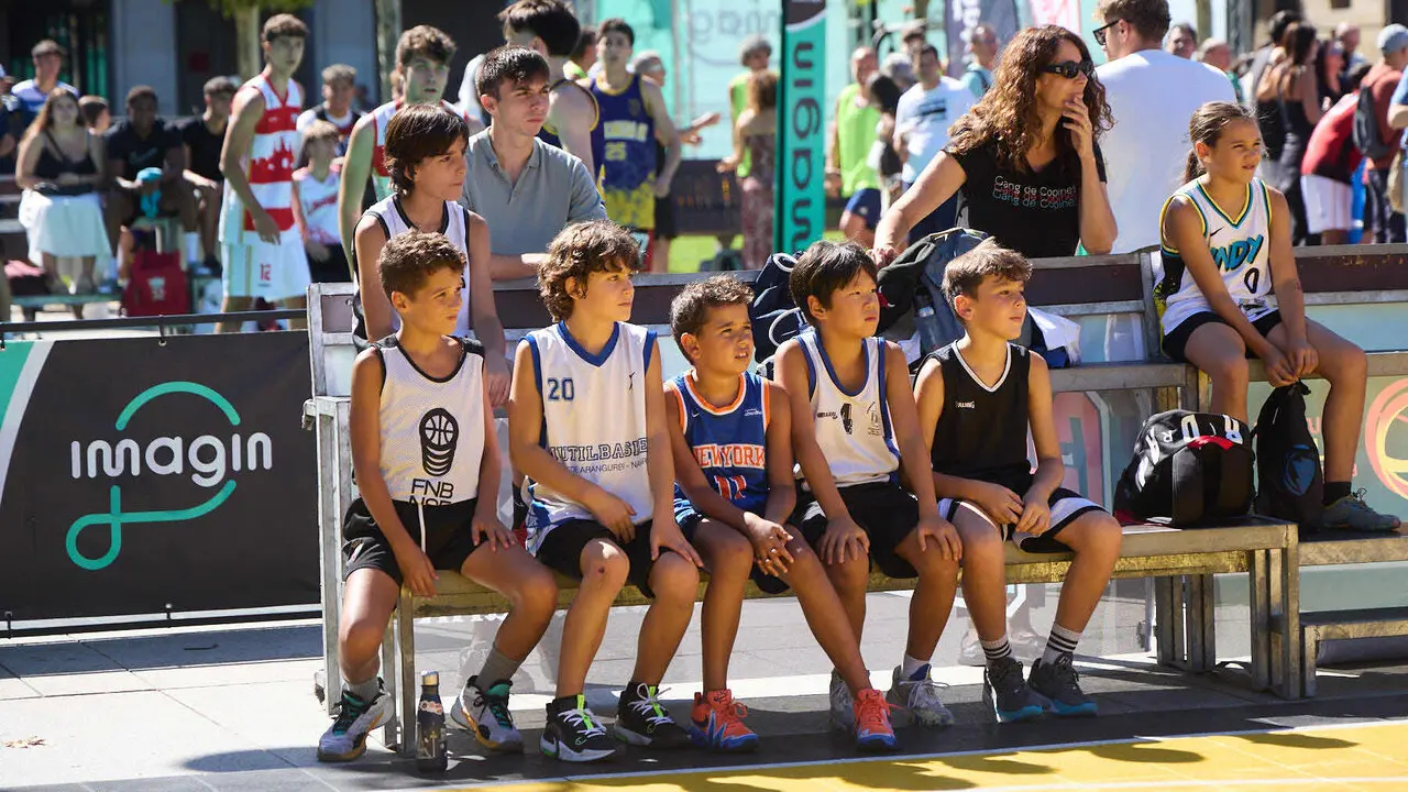 Circuito 3x3 CaixaBank de baloncesto en la Plaza del Castillo de Pamplona. I&Ntilde;IGO ALZUGARAY