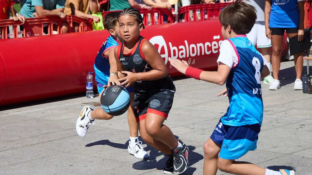 Circuito 3x3 CaixaBank de baloncesto en la Plaza del Castillo de Pamplona. I&Ntilde;IGO ALZUGARAY