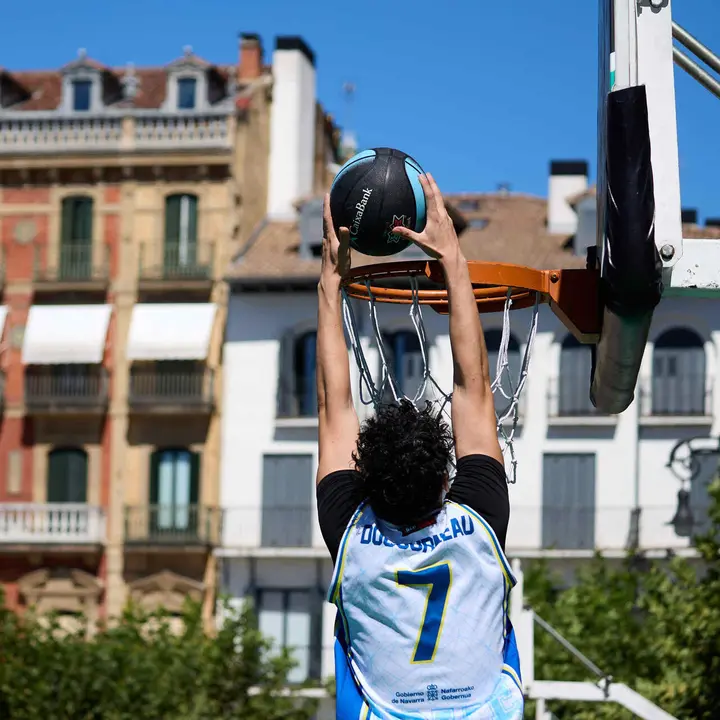 Circuito 3x3 CaixaBank de baloncesto en la Plaza del Castillo de Pamplona. I&Ntilde;IGO ALZUGARAY