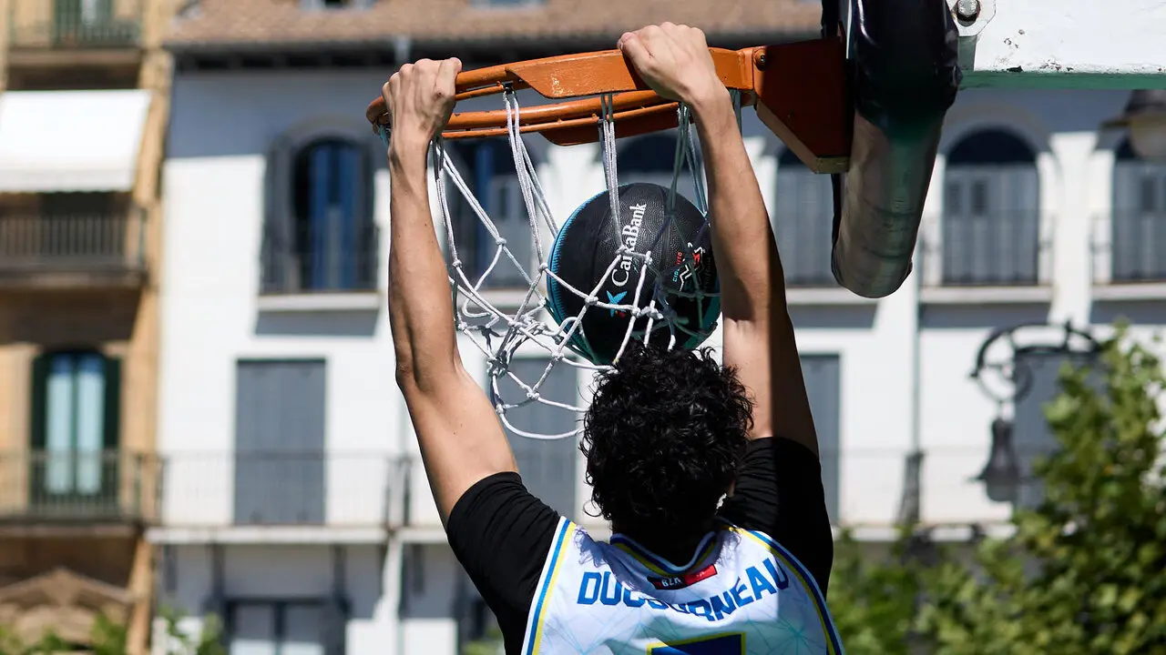 Circuito 3x3 CaixaBank de baloncesto en la Plaza del Castillo de Pamplona. I&Ntilde;IGO ALZUGARAY