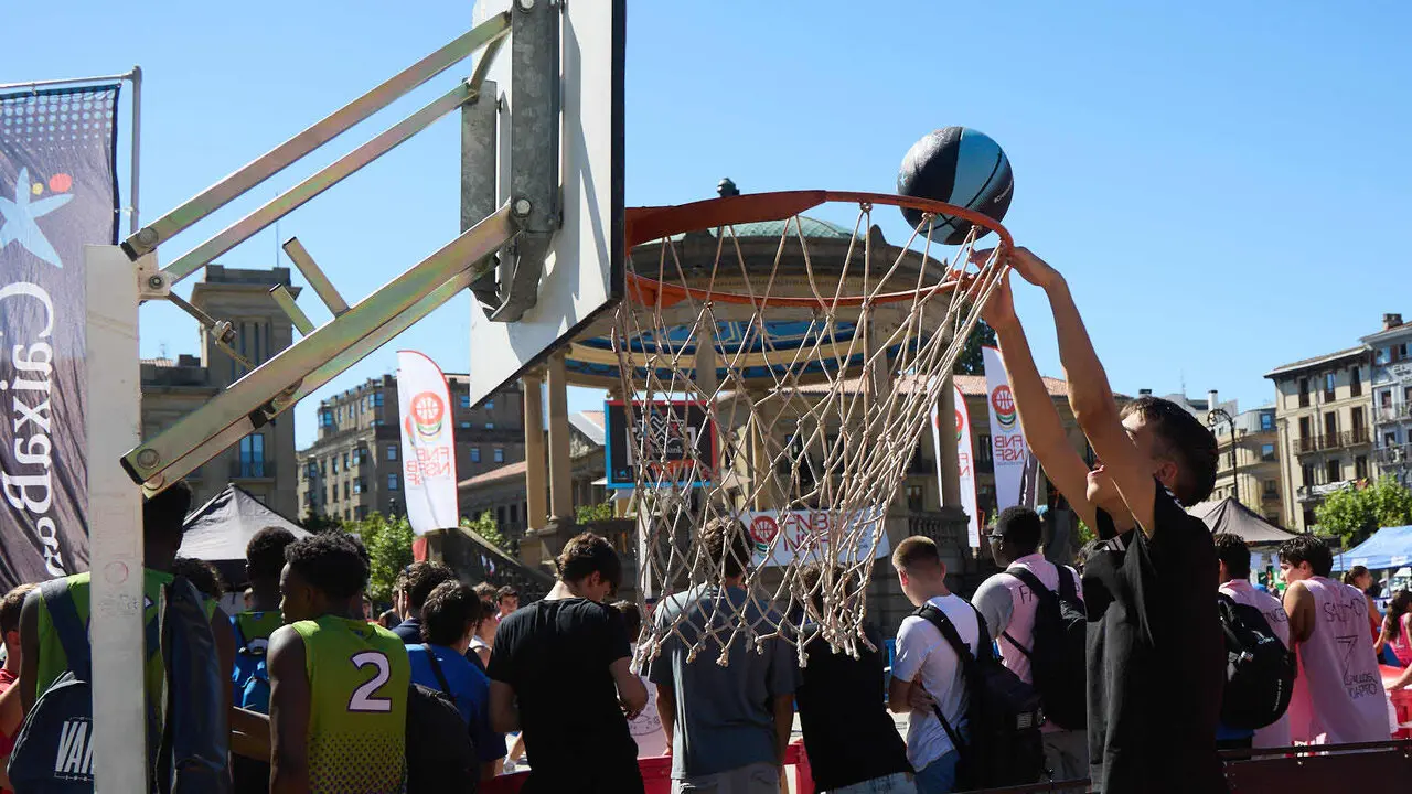 Circuito 3x3 CaixaBank de baloncesto en la Plaza del Castillo de Pamplona. I&Ntilde;IGO ALZUGARAY